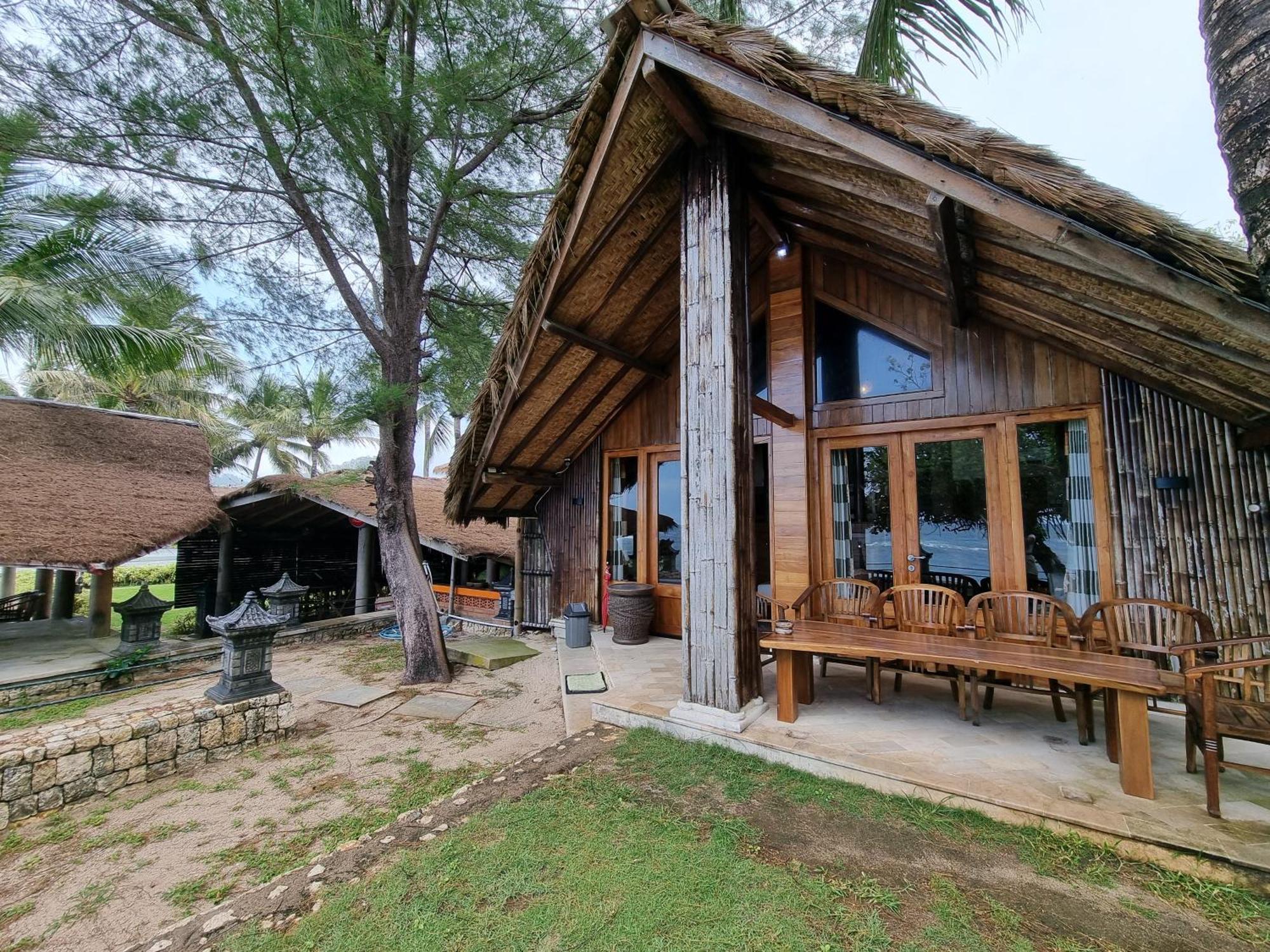 Istana Ombak Eco Resort Pacitan Extérieur photo