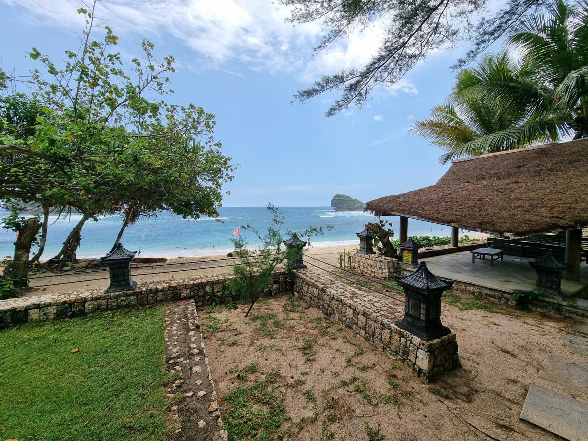 Istana Ombak Eco Resort Pacitan Extérieur photo