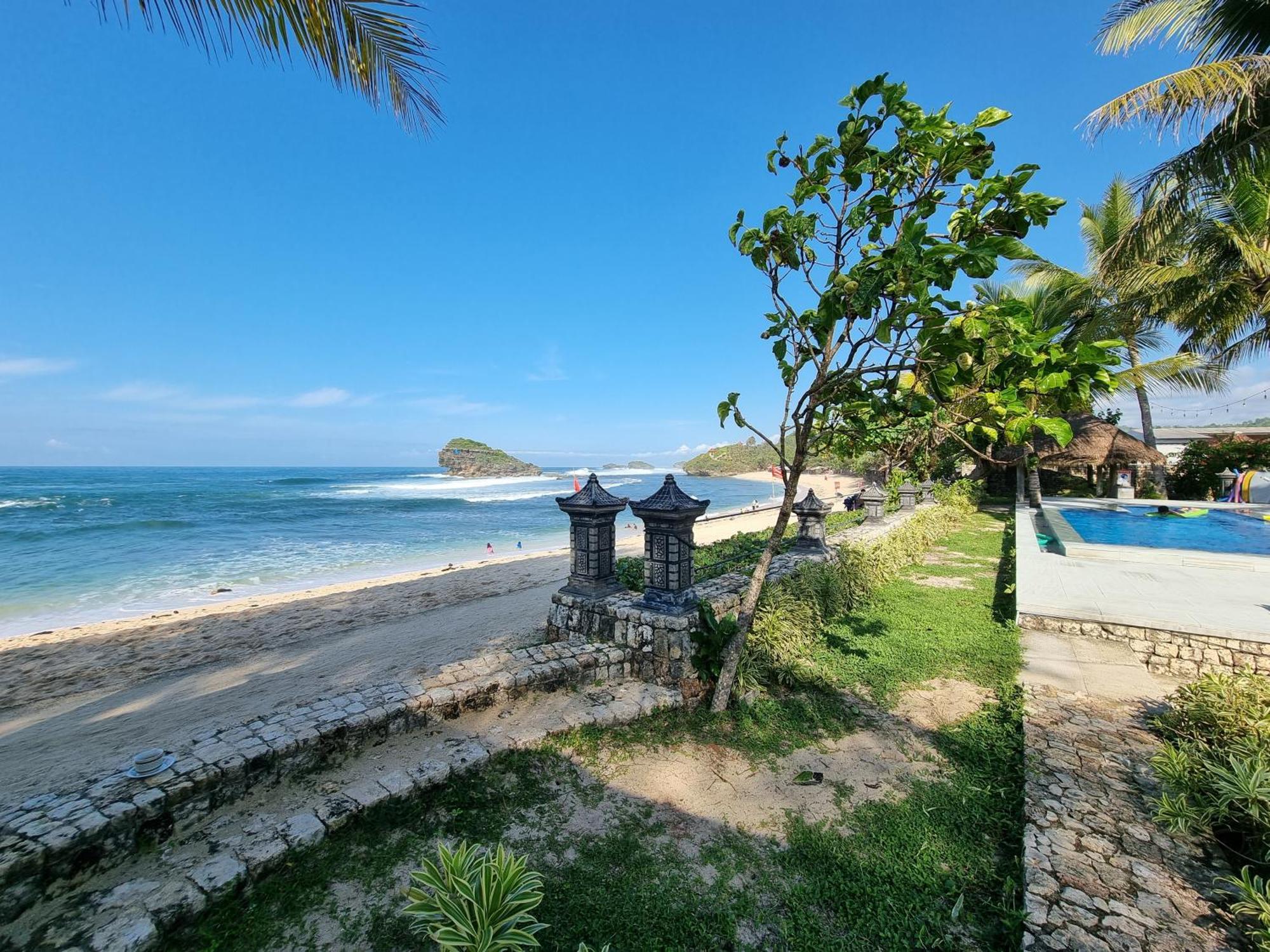 Istana Ombak Eco Resort Pacitan Extérieur photo