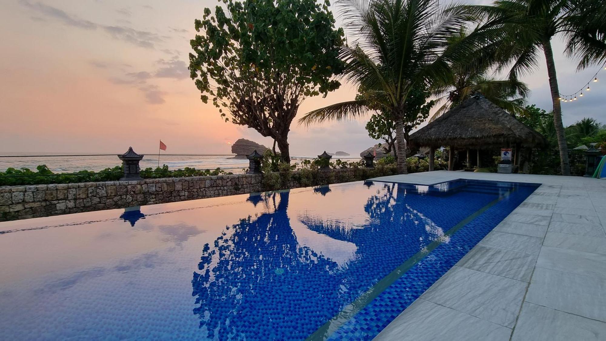 Istana Ombak Eco Resort Pacitan Extérieur photo