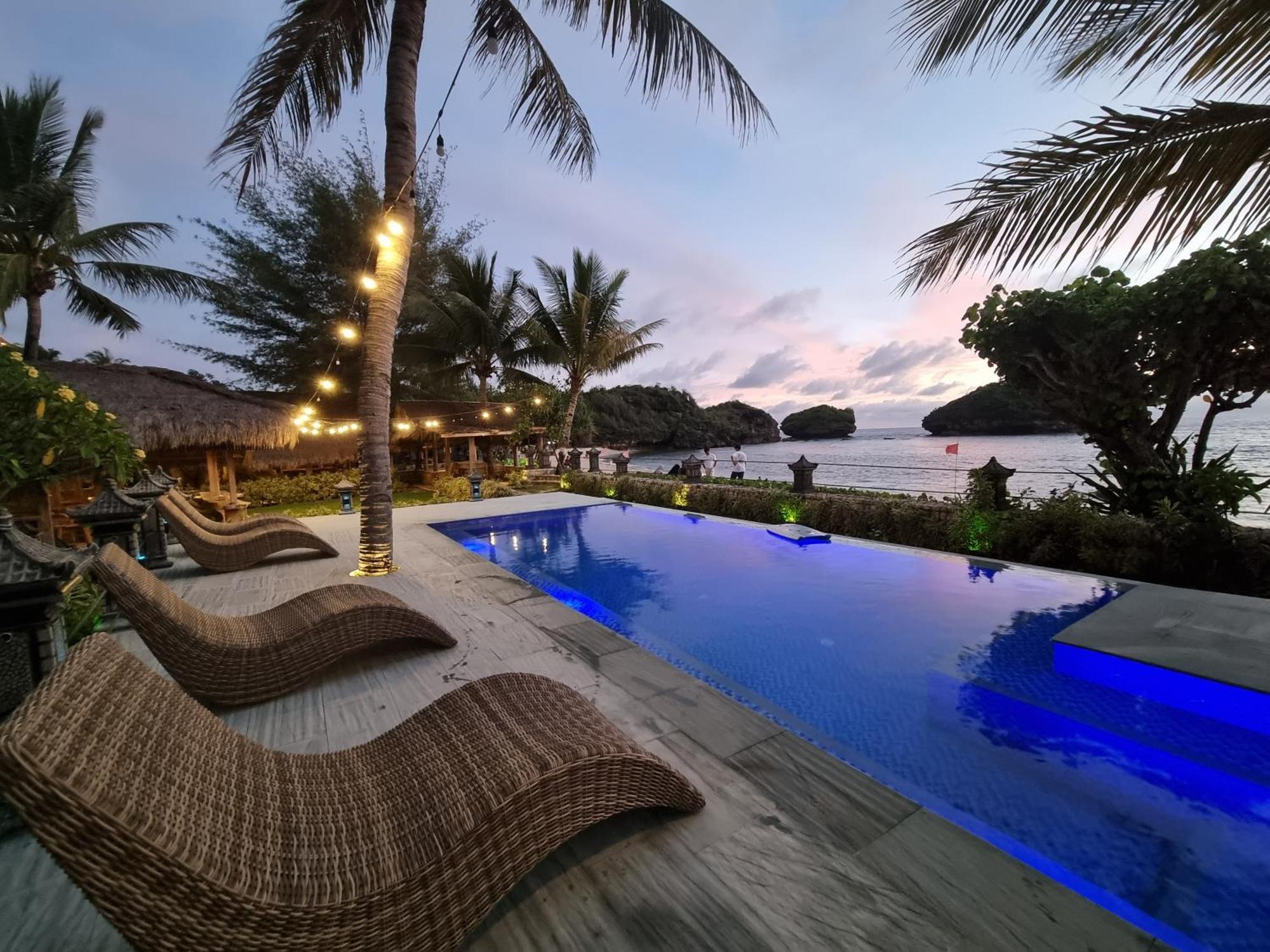 Istana Ombak Eco Resort Pacitan Extérieur photo