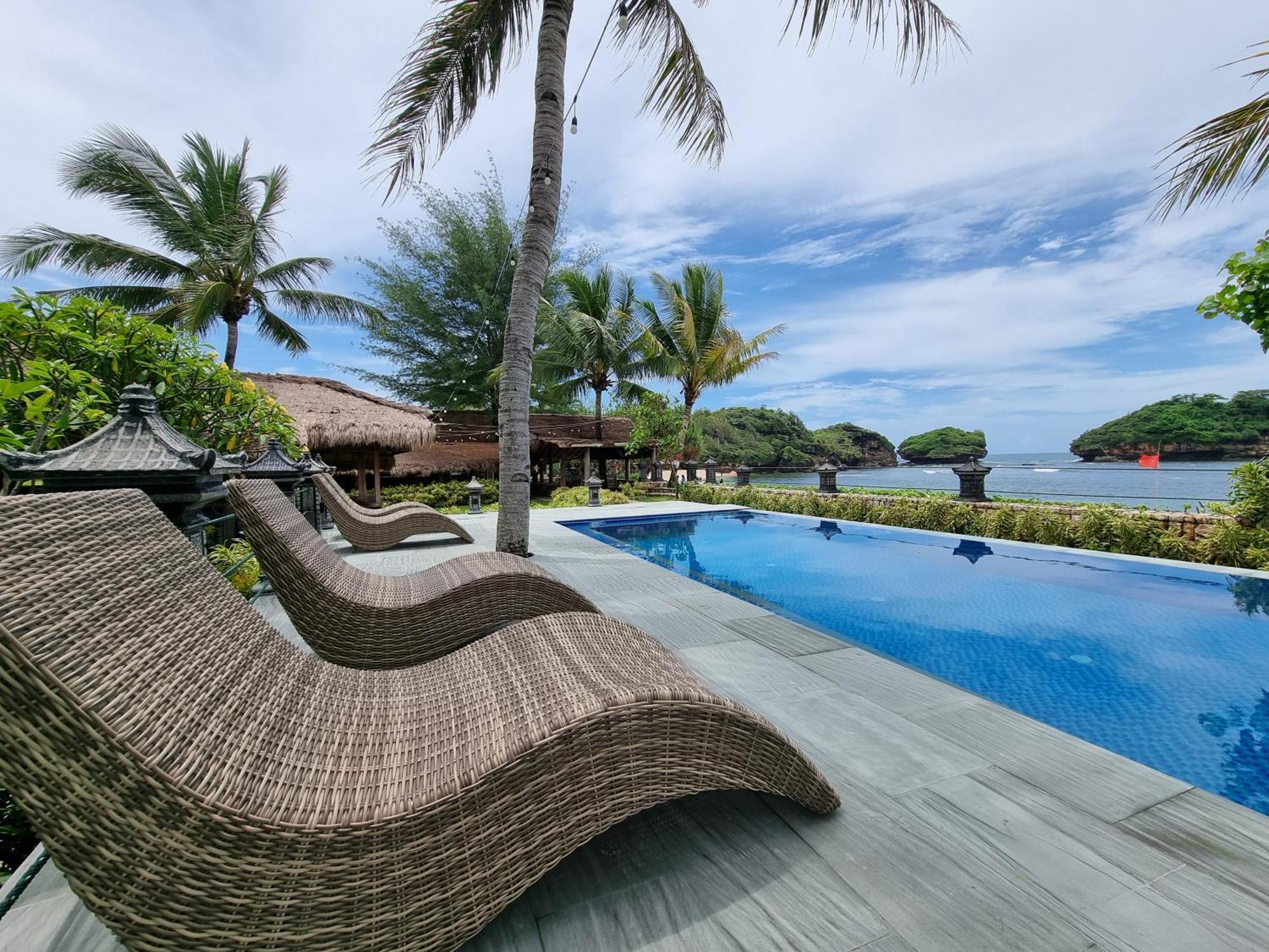 Istana Ombak Eco Resort Pacitan Extérieur photo