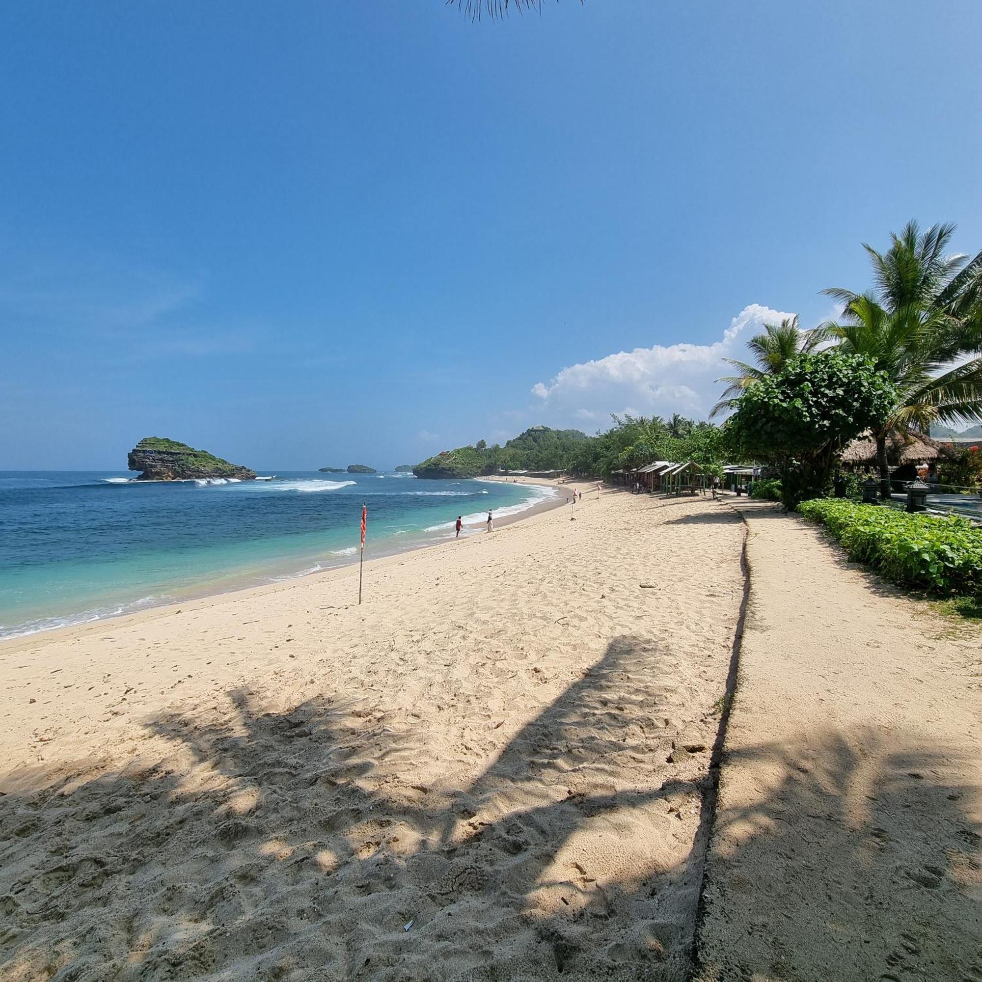 Istana Ombak Eco Resort Pacitan Extérieur photo