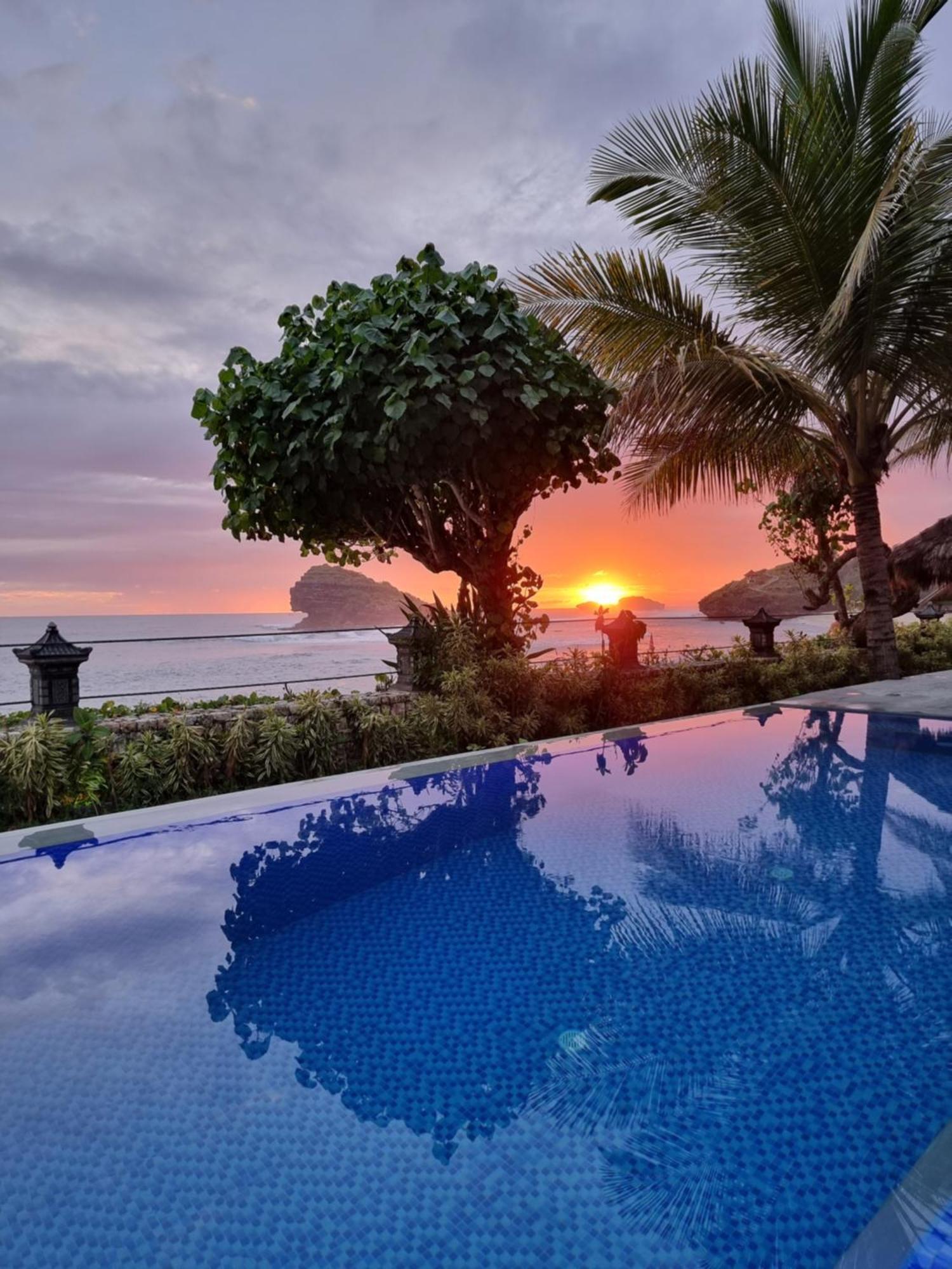 Istana Ombak Eco Resort Pacitan Extérieur photo